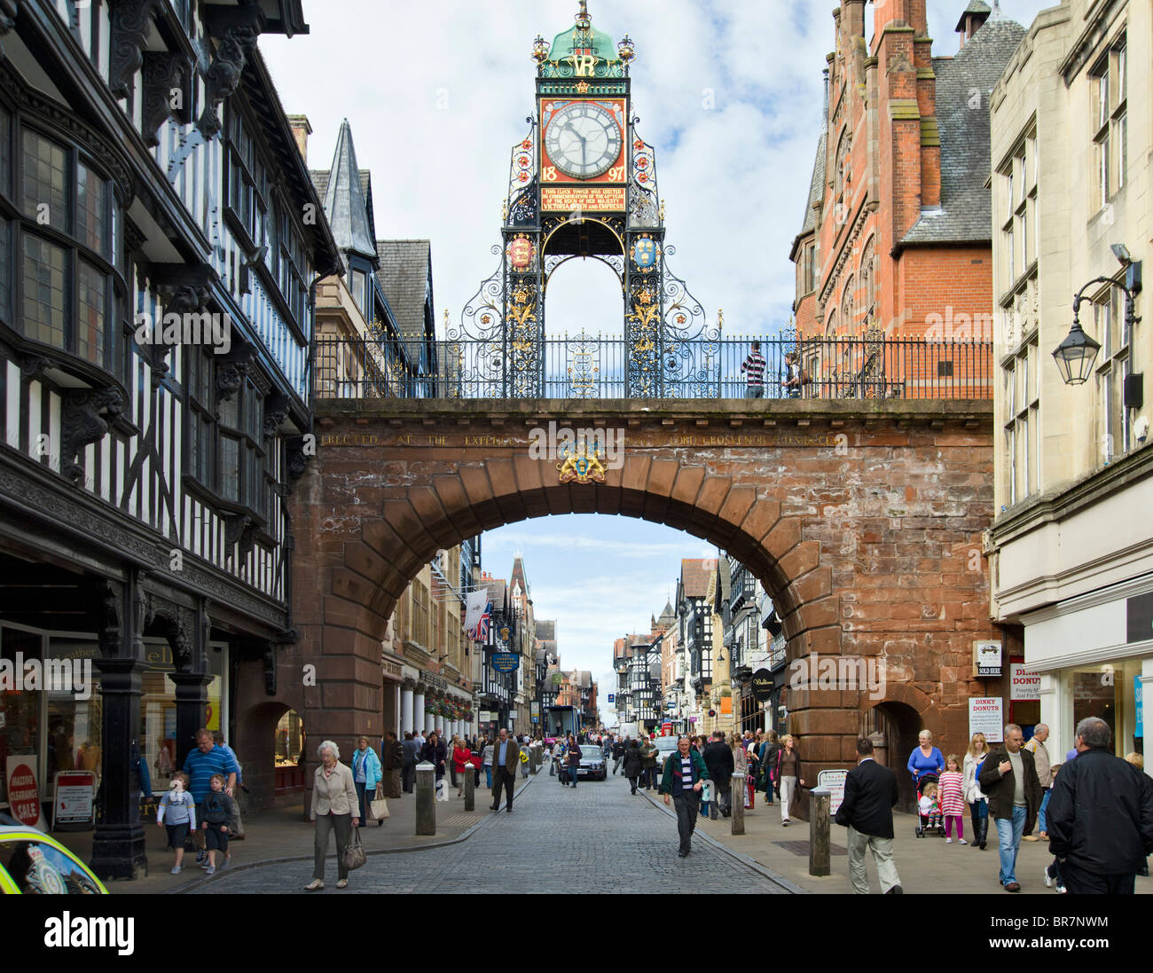 Negozi e Eastgate Clock, Chester, Cheshire, Inghilterra, Regno Unito Foto Stock