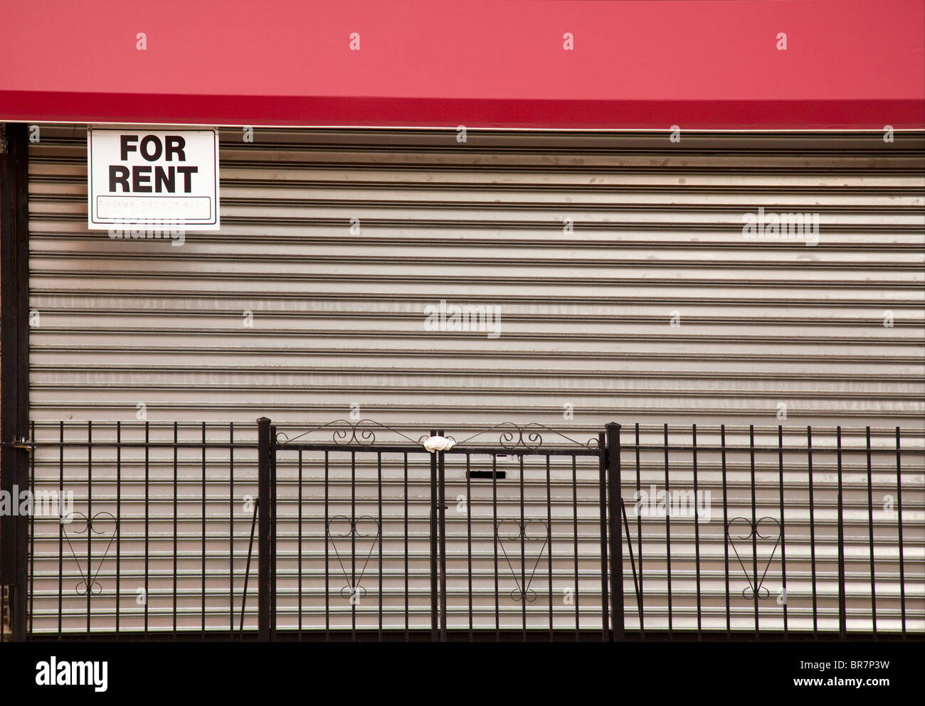In affitto affitto negozio di fronte baldacchino rosso segno recinto vuoto commerce recessione Foto Stock