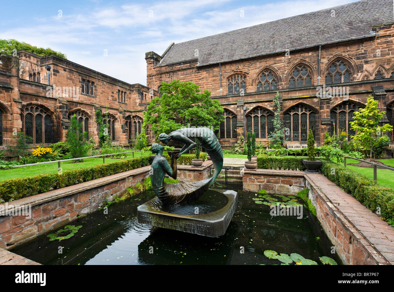 L'acqua della vita scultura da Stephen Broadbent nel chiostro giardini, Cattedrale di Chester, Chester, Cheshire, Inghilterra, Regno Unito Foto Stock