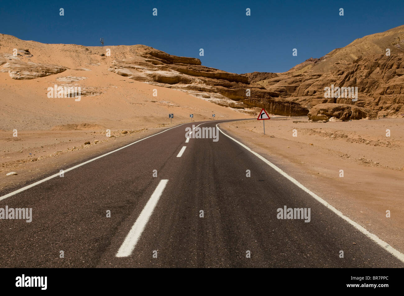 Strada vuota nel deserto del Sinai di Egitto Foto Stock