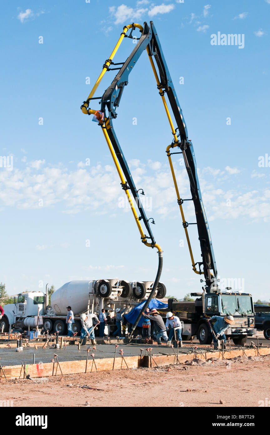 Un equipaggio di lavoratori versare una soletta di calcestruzzo per una nuova casa in costruzione in Arizona. Foto Stock