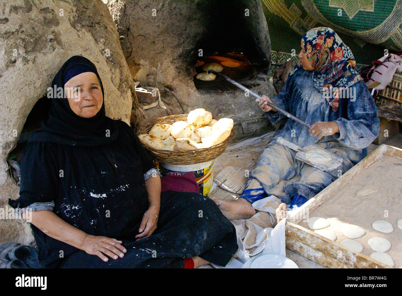 Donne che fanno flatbread, Il Cairo, Egitto Foto Stock