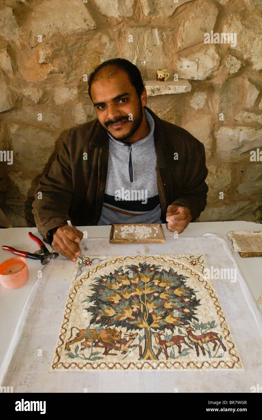 Uomo che fa un mosaico di Madaba, Giordania Foto Stock