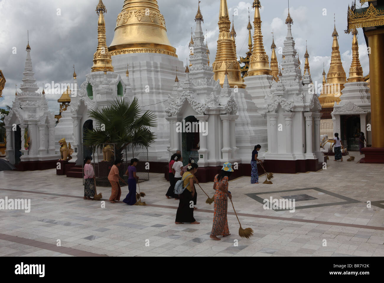 Royal lago sulla collina di Singuttara nella più grande città del Myanmar Yangon (ex Rangoon). Foto Stock