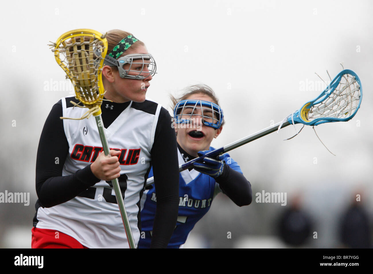 Un giocatore della Catholic University all'attacco come giocatore della Marymount University difende durante una partita di lacrosse al college. Solo per uso editoriale. Uso commerciale vietato. Foto Stock