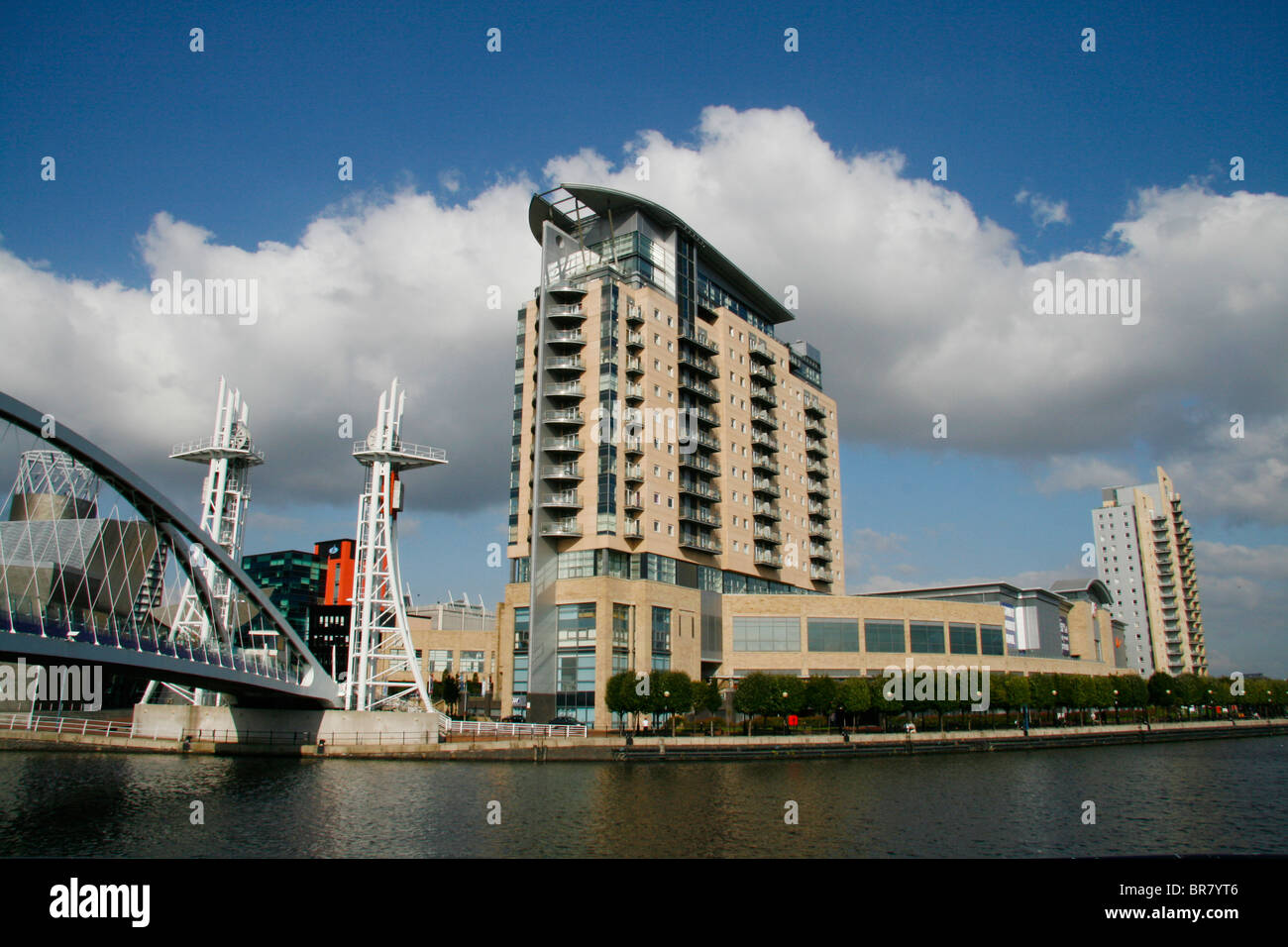 Ponte di Lowry, appartamento blocco e Lowry Centre a Salford Quays, Manchester. Foto Stock