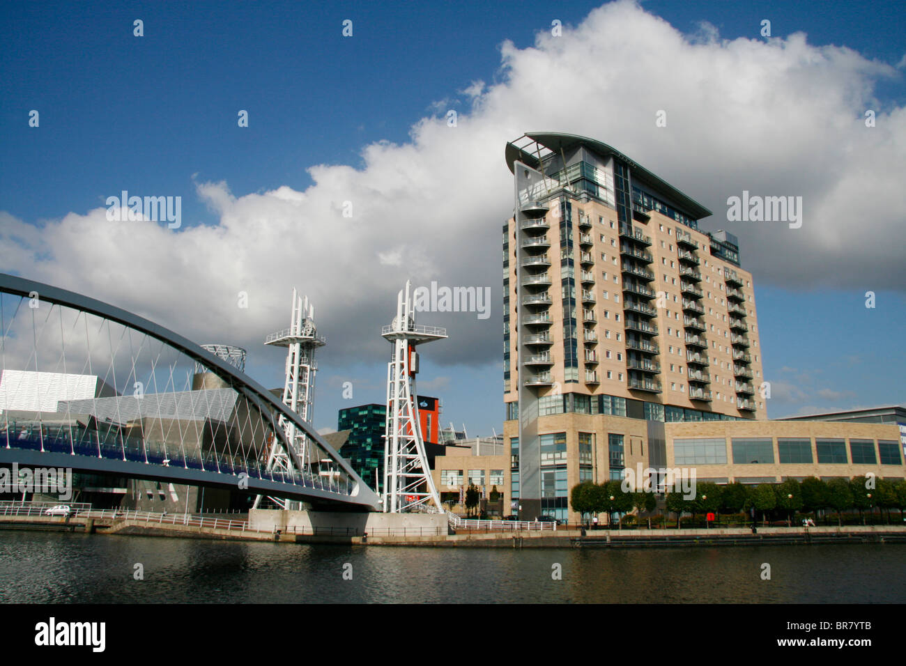 Ponte di Lowry, appartamento blocco e Lowry Centre a Salford Quays, Manchester. Foto Stock