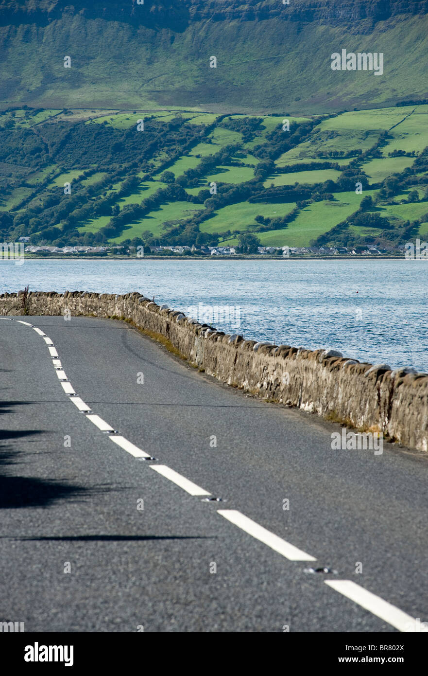 Strada costiera di Antrim vicino Waterfoot. Foto Stock