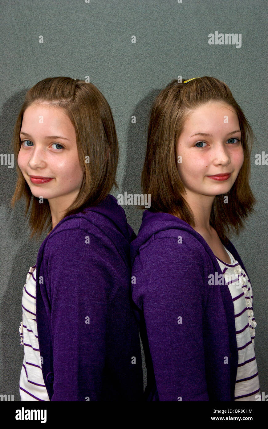 Identica femminile adolescente gemelli vestiti uguali nello stesso  abbigliamento acconciature abiti Foto stock - Alamy