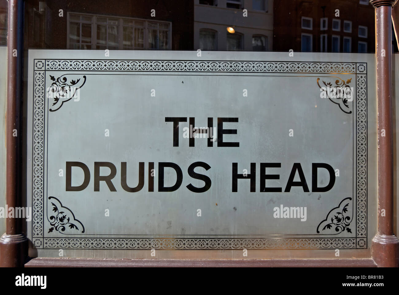 I druidi head pub nome inciso su un vetro smerigliato finestra al pub di quel nome a Kingston upon Thames Surrey, Inghilterra Foto Stock