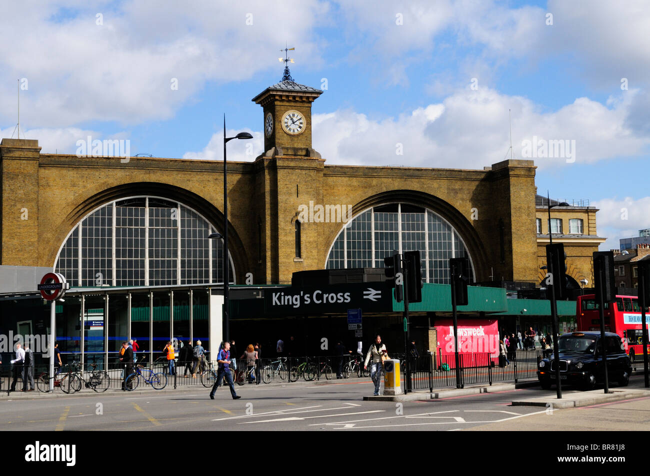 Ingresso alla Stazione Ferroviaria di King's Cross e Euston Road, Londra, Inghilterra, Regno Unito Foto Stock