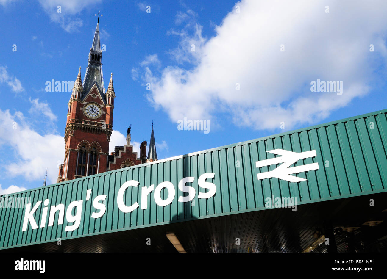 Stazione di King Cross segno con la stazione di St Pancras Clock Tower, Euston Road, Londra, Inghilterra, Regno Unito Foto Stock