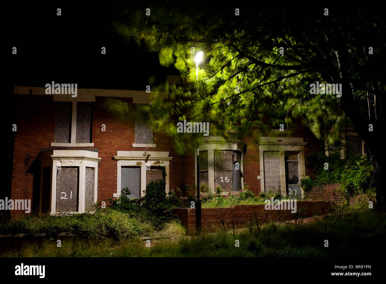 Case vuota accanto alla strada Delaval e Benwell Dene nel West End di Newcastle upon Tyne. Foto Stock