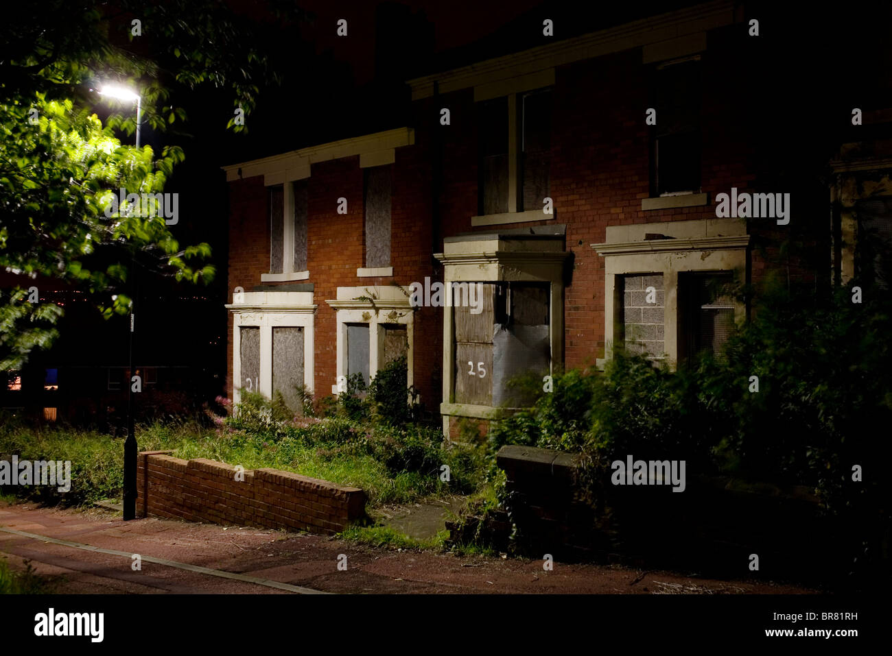 Case vuota accanto alla strada Delaval e Benwell Dene nel West End di Newcastle upon Tyne. Foto Stock