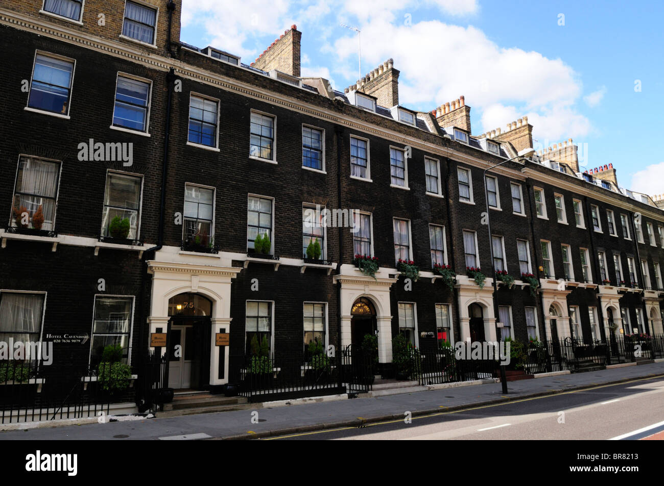 Un terrazzamento fila di hotel in Gower Street, Bloomsbury, London, England, Regno Unito Foto Stock