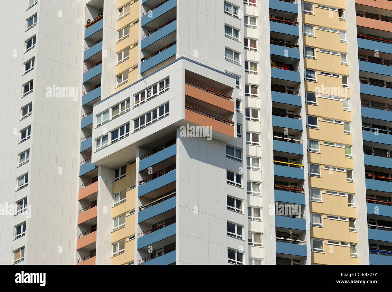 Alto edificio di appartamenti da Walter Gropius, Gropiusstadt, insediamenti satellite, Neukoelln, Berlino, Germania, Europa. Foto Stock