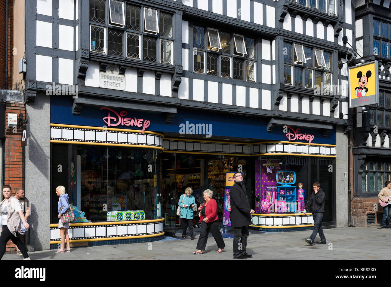 Disney store su Foregate Street in Chester Town Center, Cheshire, Inghilterra, Regno Unito Foto Stock