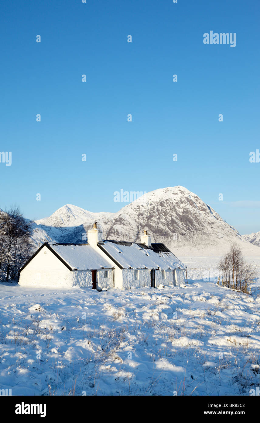 Neve invernale al Black Rock Cottage e Buachaille Etive Mor, Rannoch Moor, Scozia Foto Stock