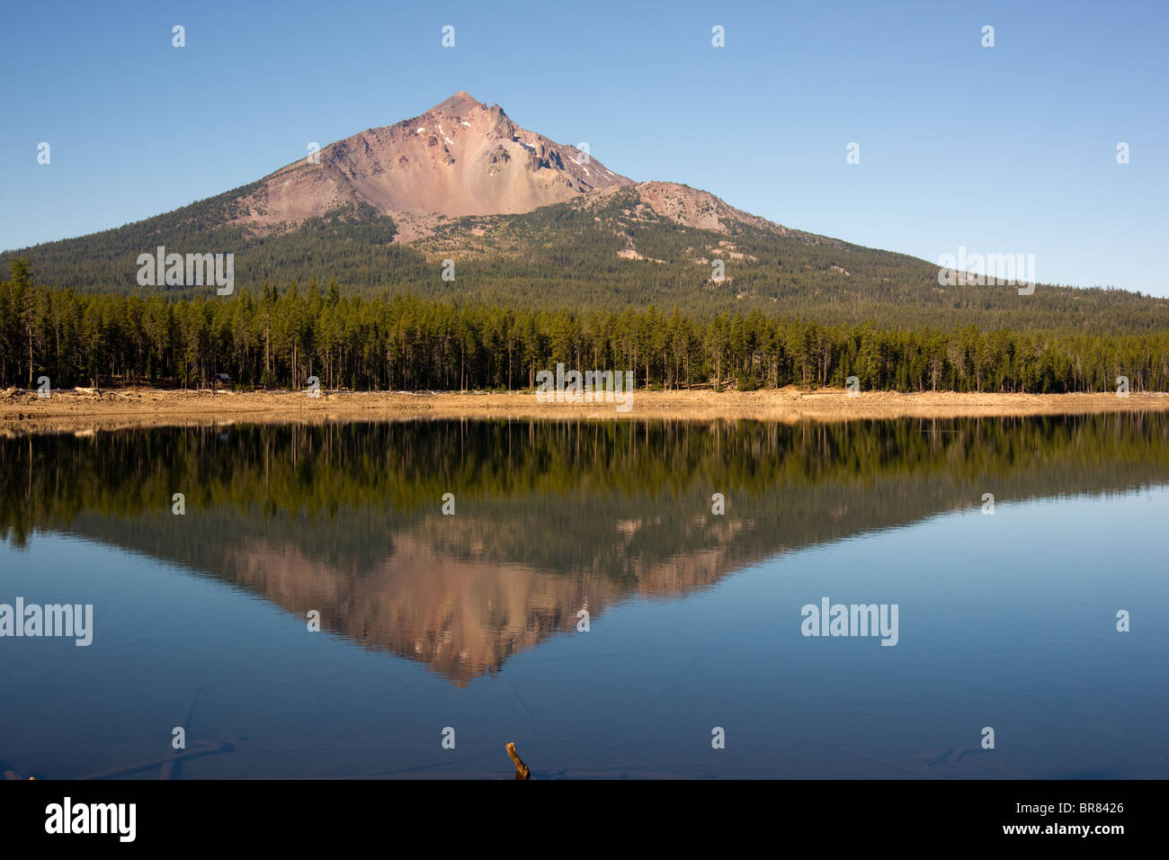 Montare McLoughlin e lago Fourmile Oregon Stati Uniti America del Nord Foto Stock