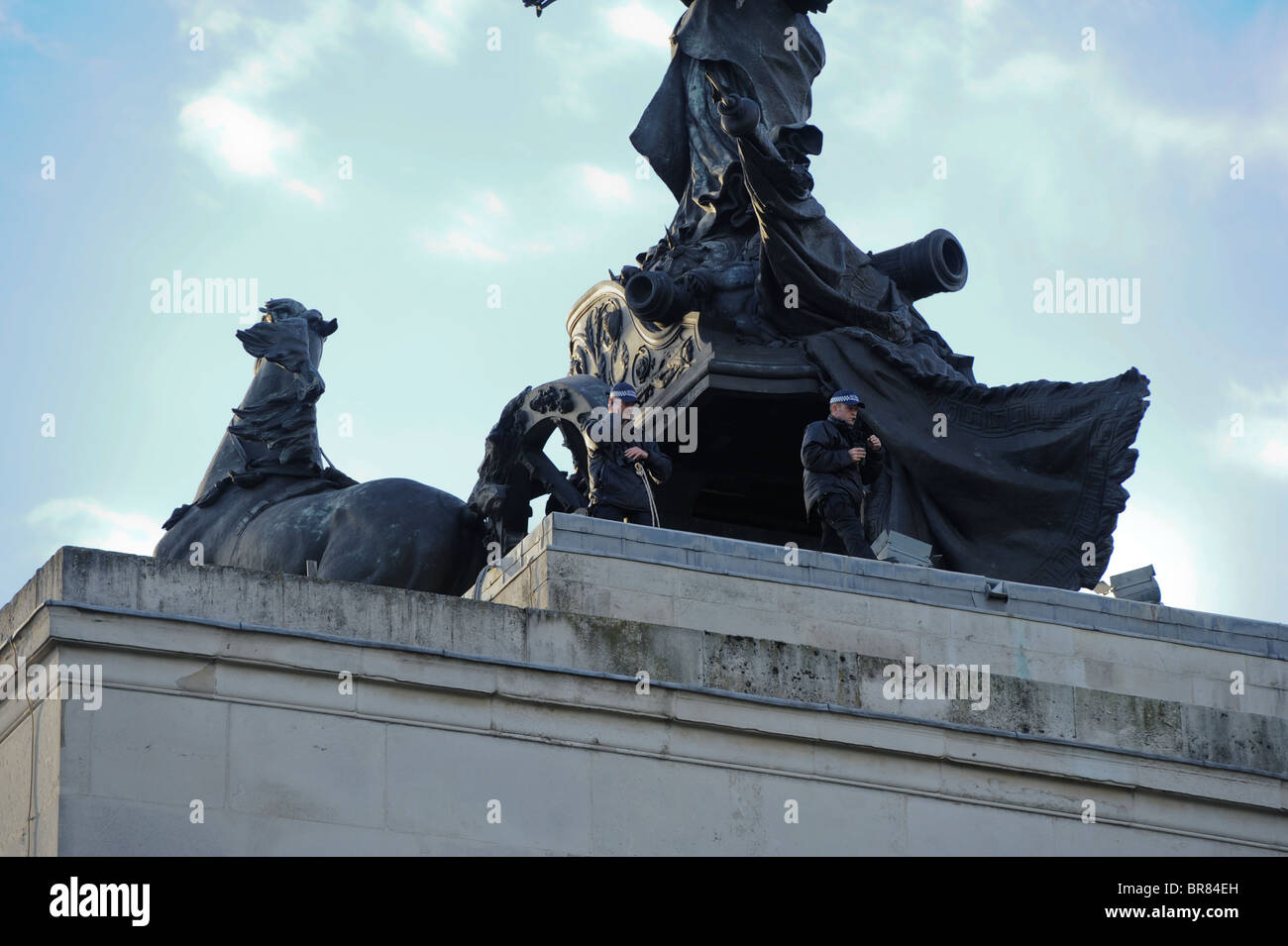 Gli osservatori di polizia sul Wellington Arch London durante il viaggio apostolico del Santo Padre Benedetto Londra Settembre 2010 Foto Stock