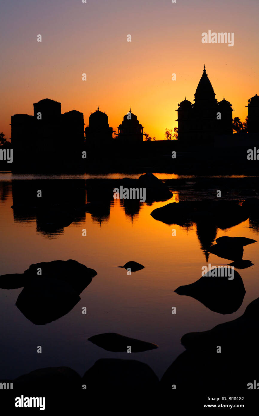 Chhatris attraverso il Fiume Betwa al tramonto, Orchha, Madhya Pradesh, India Foto Stock