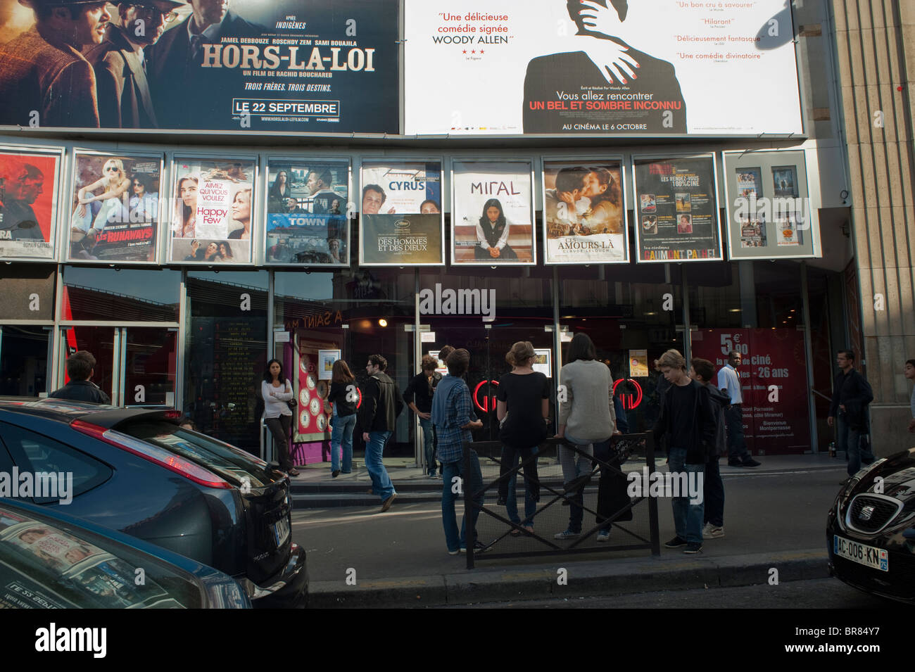 Parigi, Francia, gruppo di ragazzi francesi appesi a, quartiere Montparnasse, Cinema Theater Marquee, ingresso principale, in piedi all'esterno del cinema, poster dei cinema cinema cinema Cineplex, strada Foto Stock