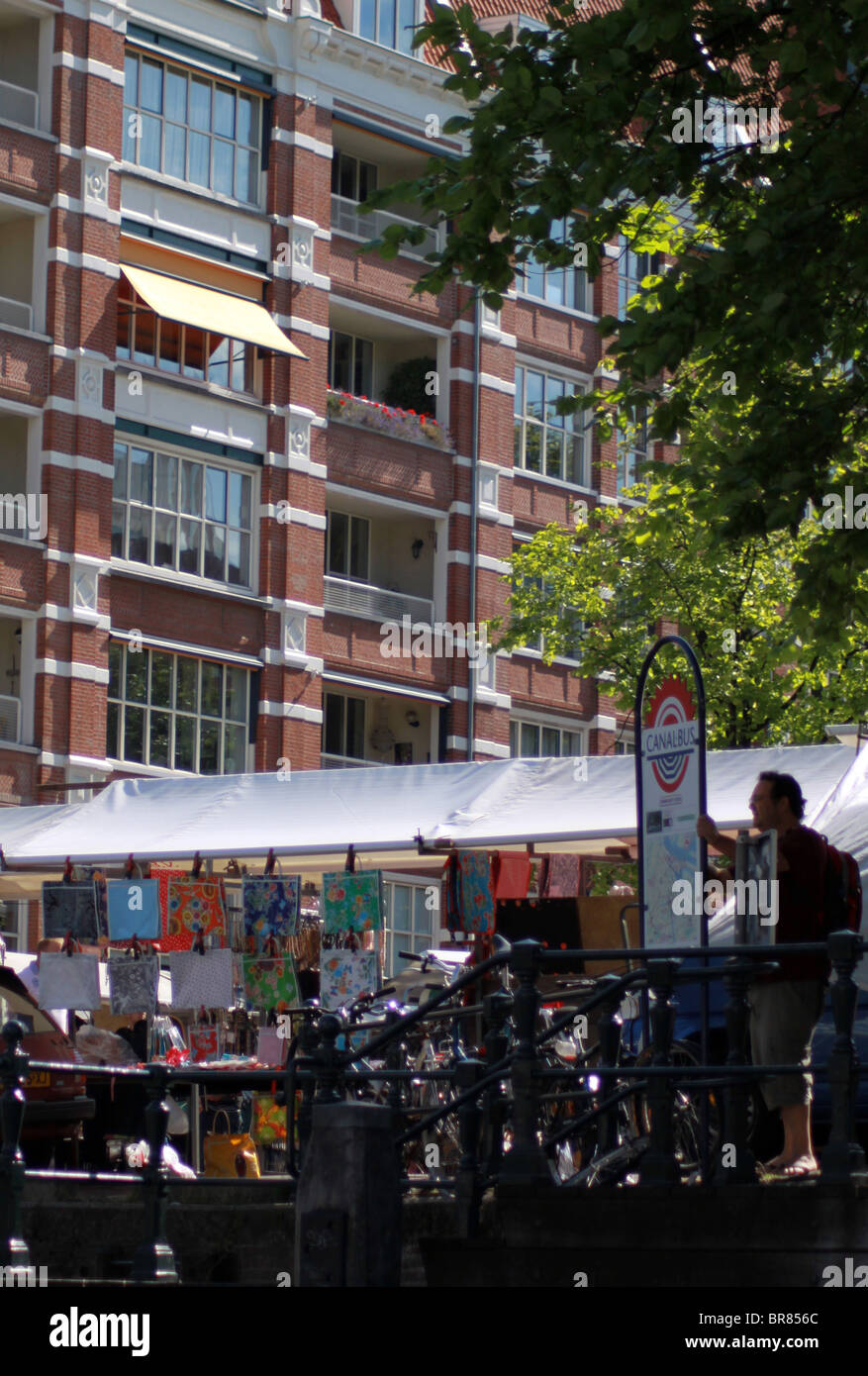 Amsterdam Canal lato strada del mercato Foto Stock