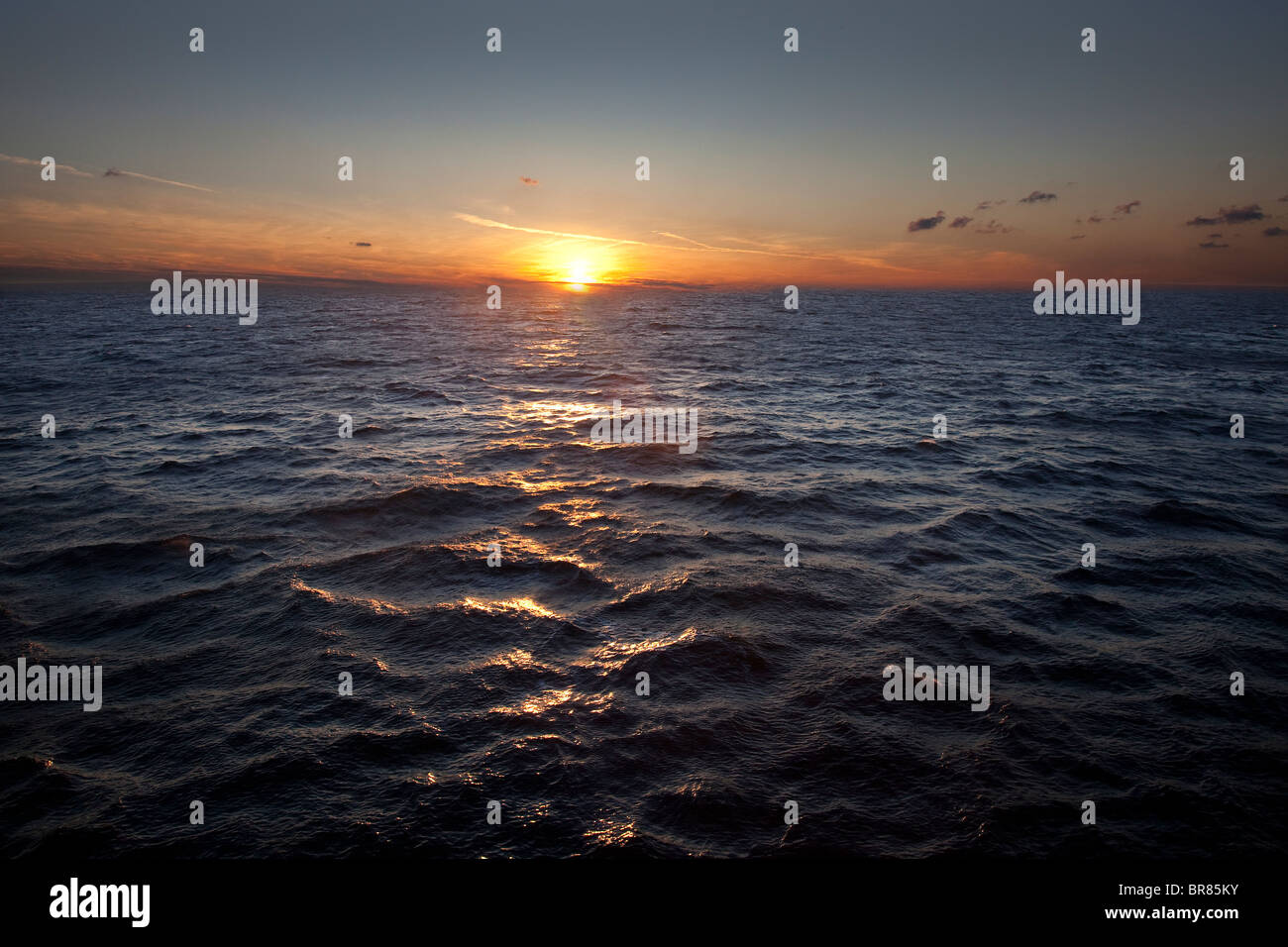Seascape tramonto tramonto su mare del Nord Foto Stock