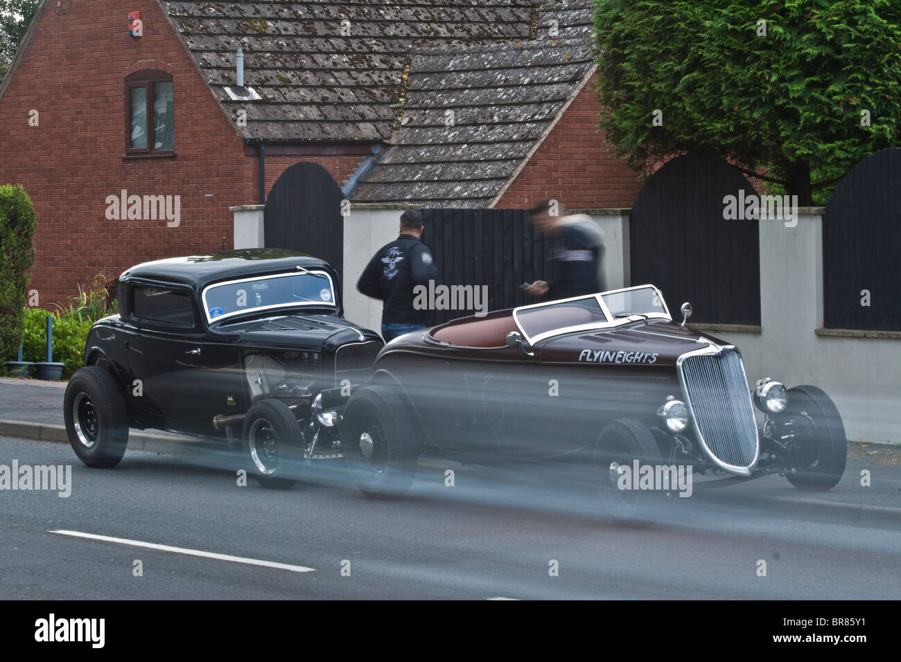 Due i piloti che prendono una pausa sul lato della strada, sul loro modo ad un Hot Rod evento. Foto Stock