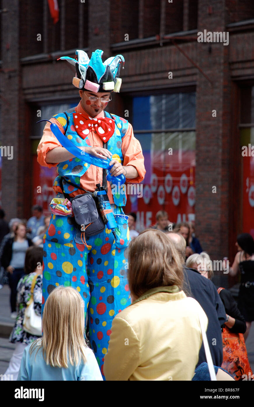 Solo uso editoriale. Estate 2008 a Helsinki (Finlandia), spettacoli di strada - clown con palloncini. Foto Stock