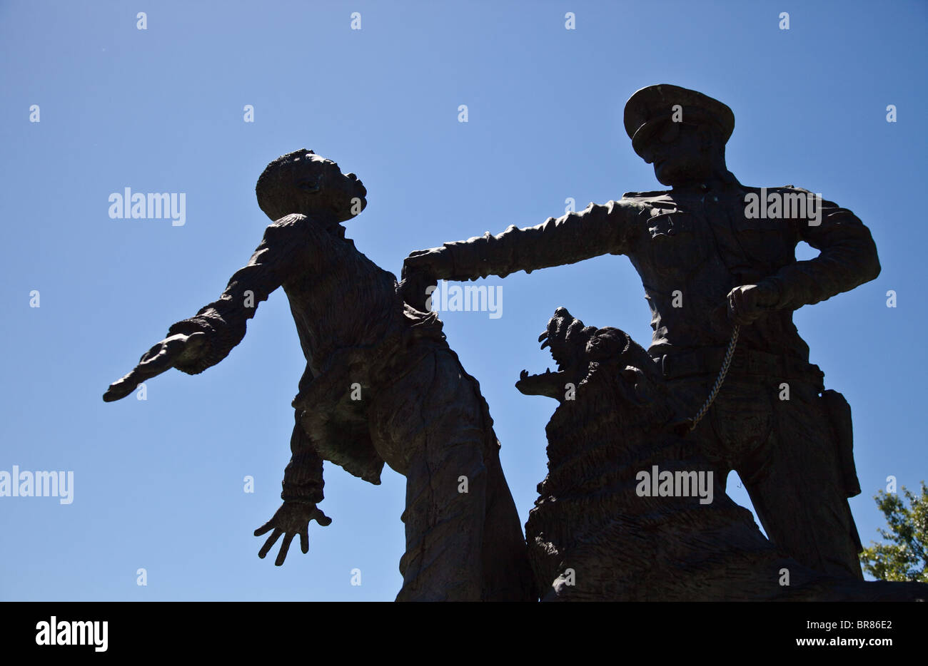 Una statua raffigurante la brutalità della polizia durante il movimento per i Diritti Civili a Kelley Ingram Park di Birmingham, Alabama Foto Stock