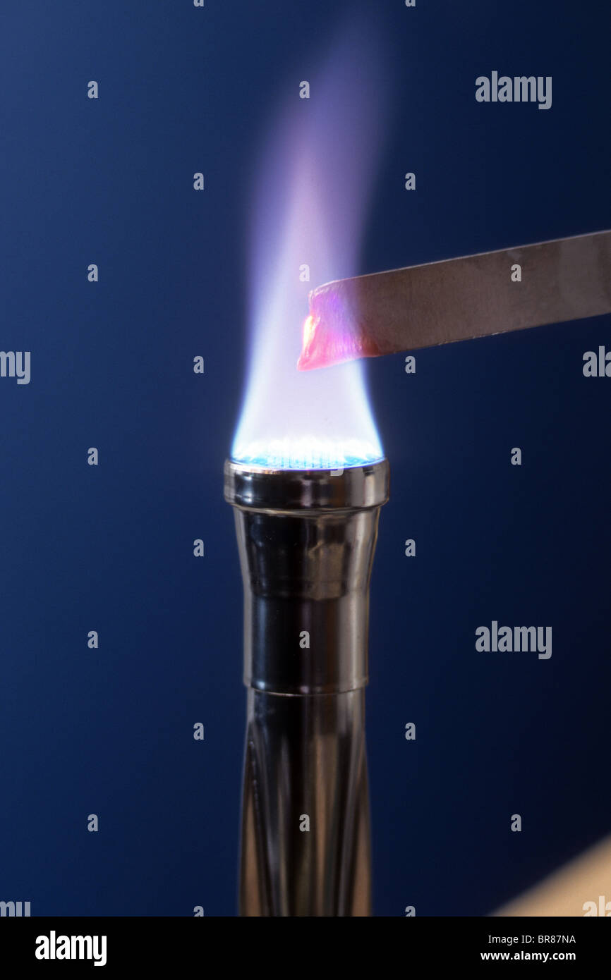 Bunsen fiamma di un bruciatore di calore rosso fuso a caldo di metallo ad  incandescenza il gas propano chimico naturale reazione chimica torcia  masterizzare a caldo Foto stock - Alamy