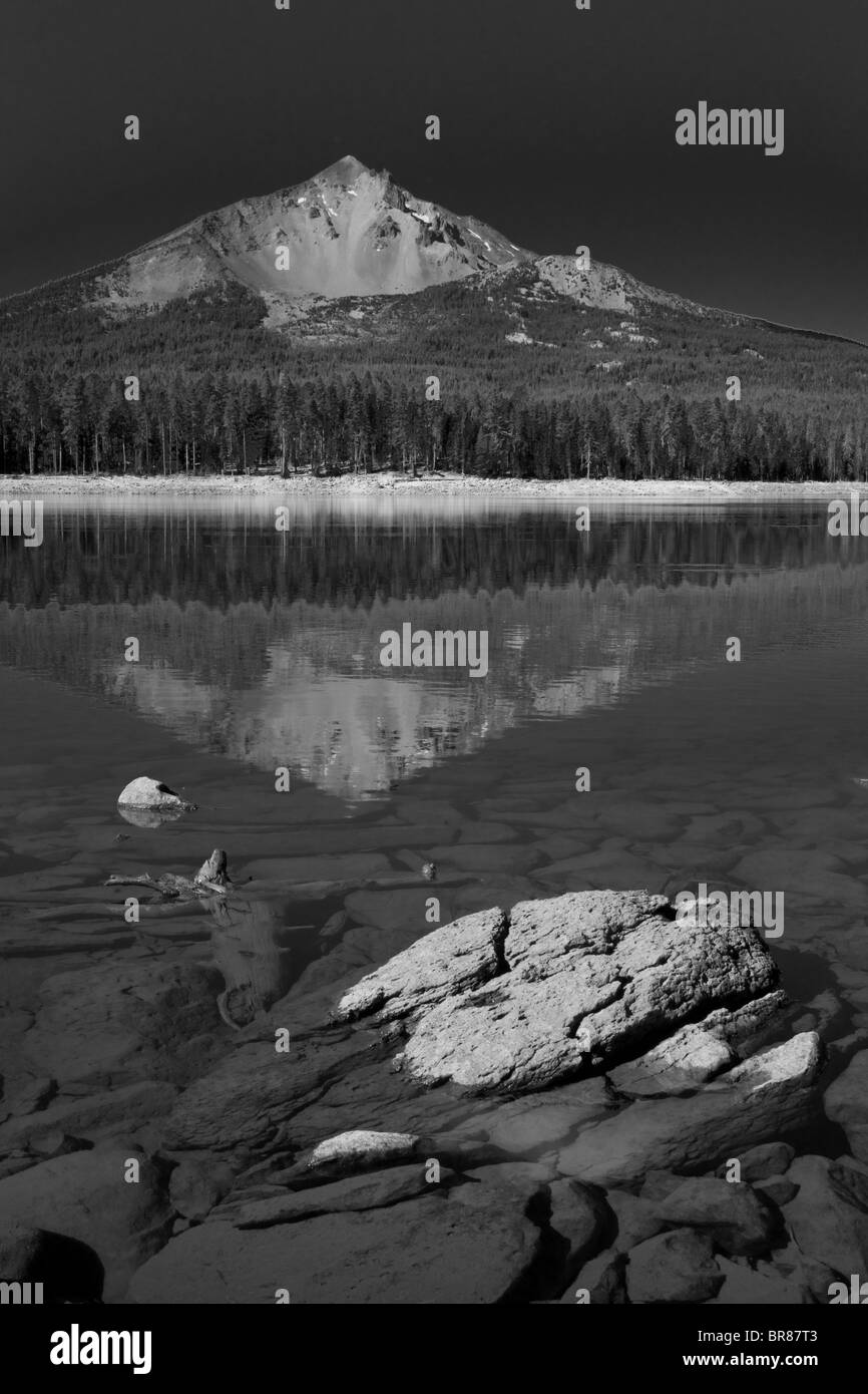 Montare McLoughlin e lago Fourmile Oregon Stati Uniti America del Nord Foto Stock