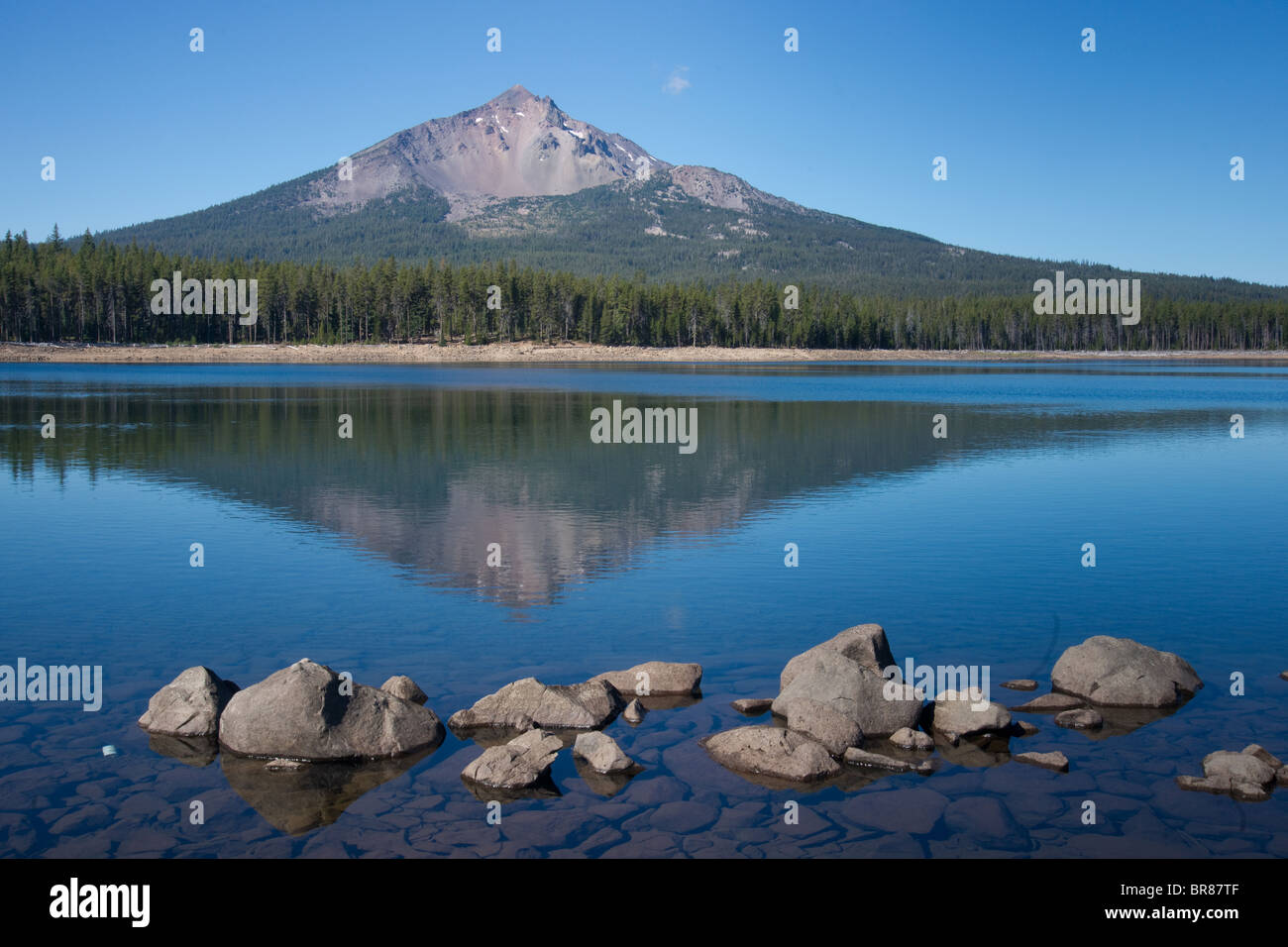 Montare McLoughlin e lago Fourmile Oregon Stati Uniti America del Nord Foto Stock