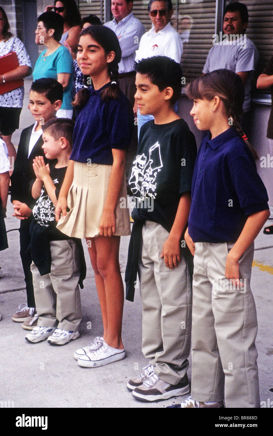 I bambini della scuola studente modello dimostrare stile uniforme abbigliamento abbigliamento regole Foto Stock