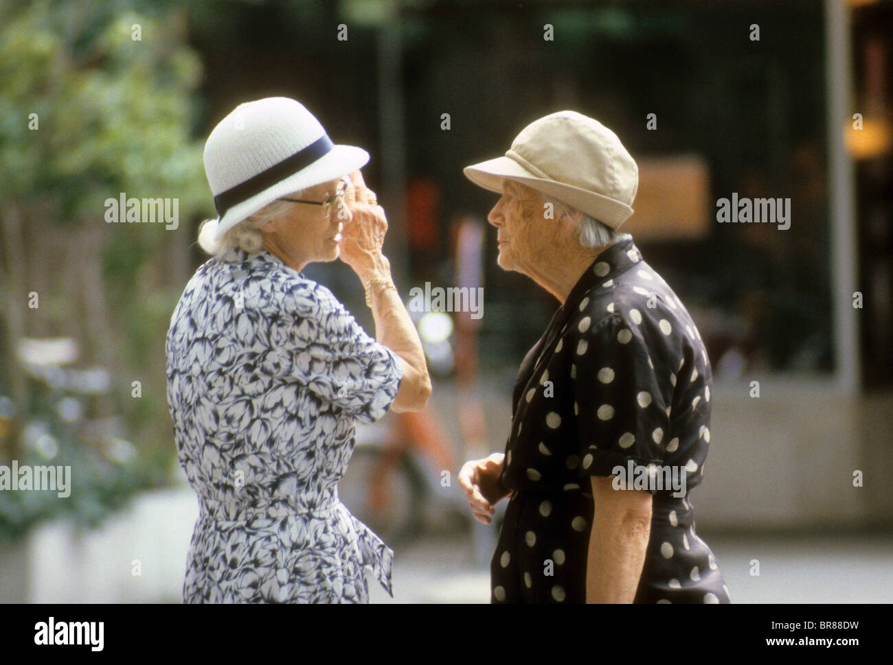 Svizzera due elder senior donne anziane di conversazione chat gossip visita catture fino a comunicare condividere felice godere Foto Stock