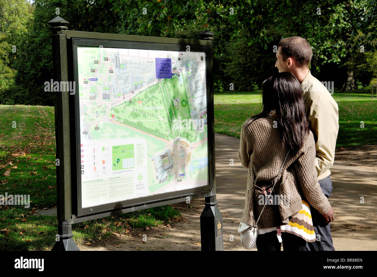 Giovane guardando mappa del parco Il parco verde, City of Westminster, Greater London, England, Regno Unito Foto Stock