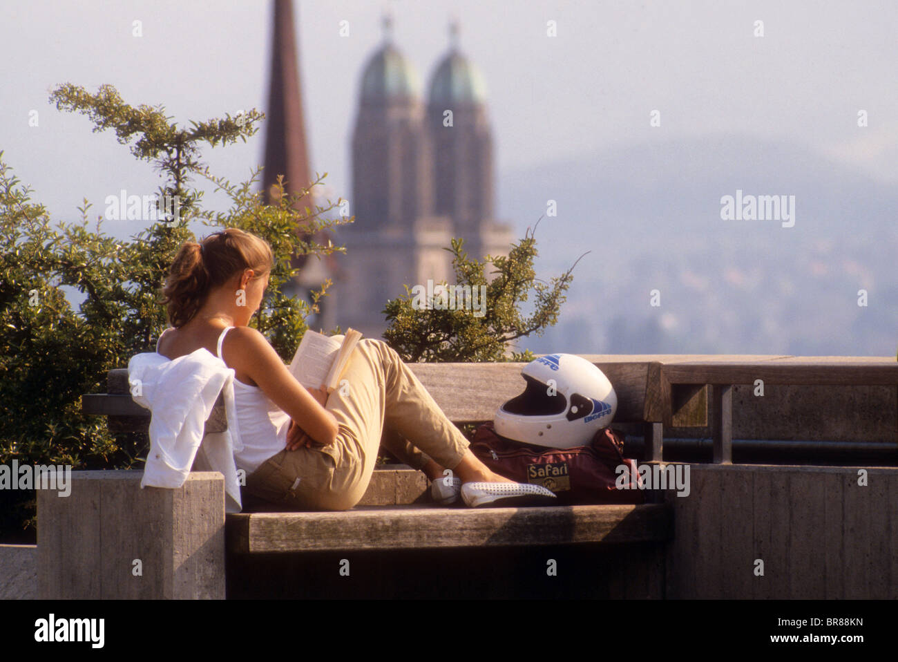 Studente universitario legge sulla terrazza al di sopra di Zurigo, studio Swtizerland rilassarsi in Europa i compiti di scuola la ricerca Foto Stock