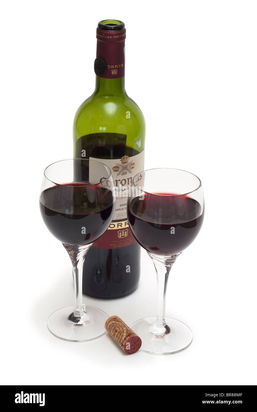 Due bicchieri di vino rosso con bottiglia di Torres Coronas Tempranillo Foto Stock