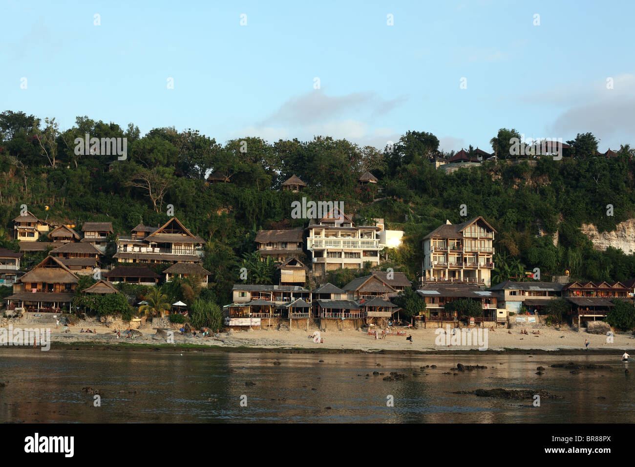 Surfer alloggio sulla collina a Bingin Beach. Bingin, Bukit Peninsula, Bali, Indonesia, sud-est asiatico Foto Stock
