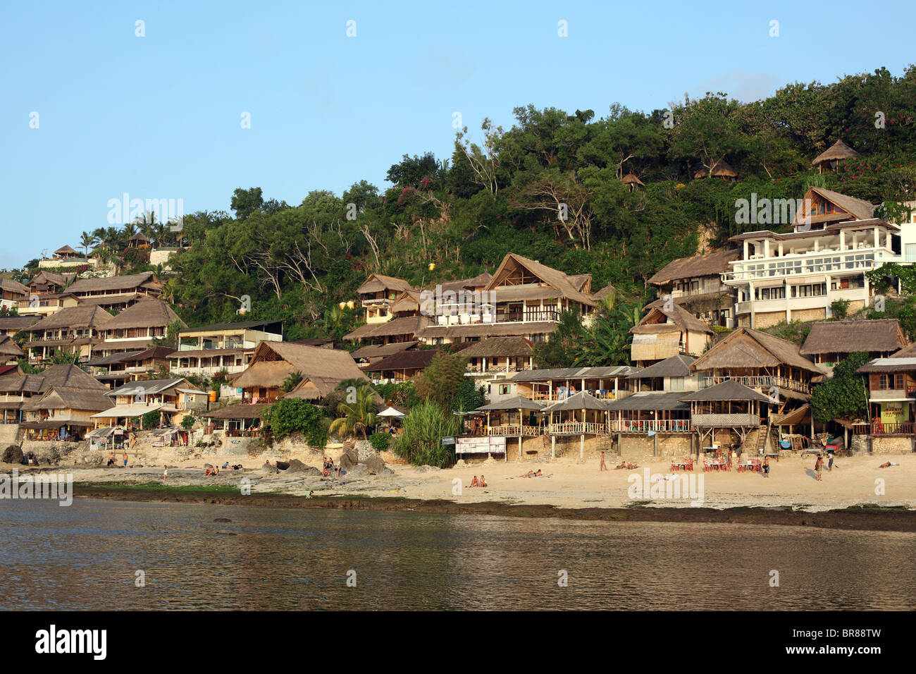 Surfer alloggi e ristoranti sulla collina. Bingin Beach, Bukit Peninsula, Bali, Indonesia, sud-est asiatico Foto Stock