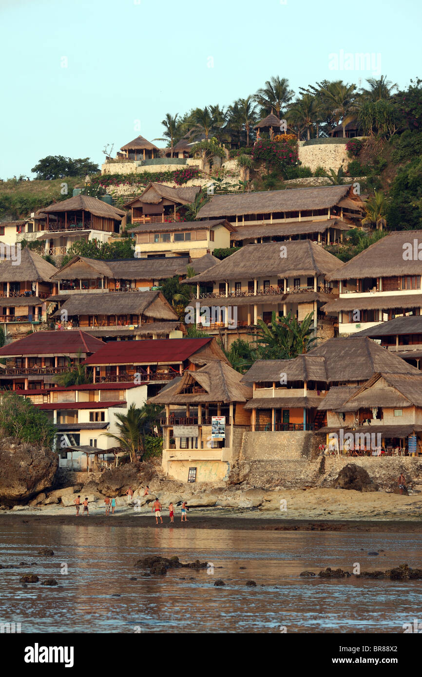 Surfer alloggi e ristoranti sulla collina a Bingin Beach sulla penisola di Bukit, Bali Foto Stock