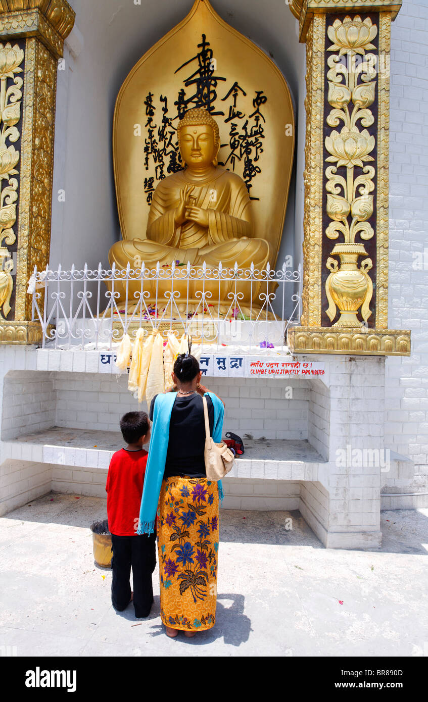 Statua di Buddha al mondo Pagoda della Pace, Pokhara, Nepal Foto Stock