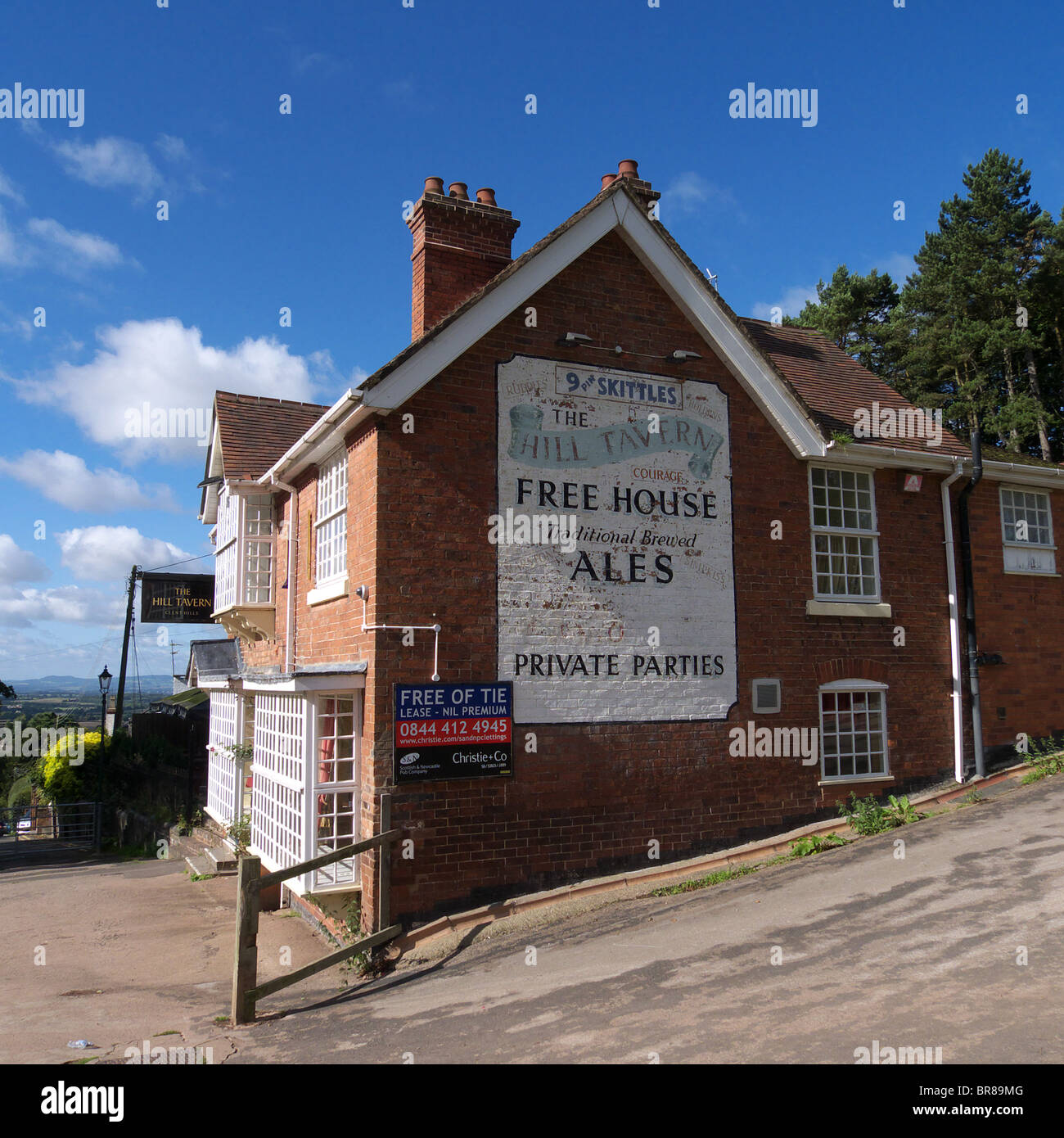 Public House commerciale come una casa libera nel villaggio Clent, Worcestershire, Inghilterra, Regno Unito con il suo contratto di locazione è scaduto Foto Stock