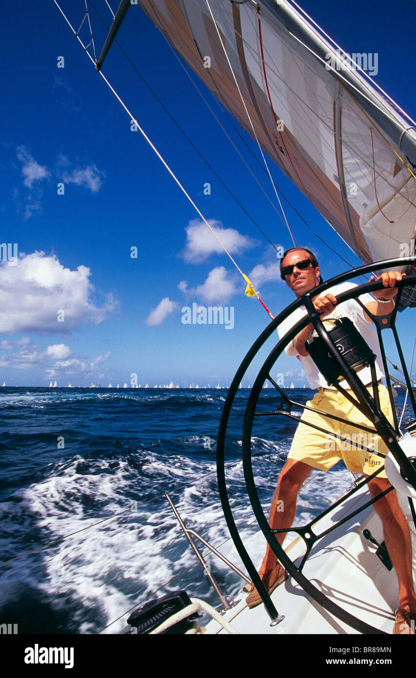 Helming a bordo di 'Merit' alla regata Heineken, St Martin, dei Caraibi. Proprietà rilasciato. Foto Stock
