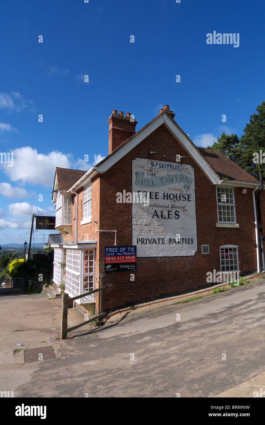 Public House commerciale come una casa libera nel villaggio Clent, Worcestershire, Inghilterra, Regno Unito con il suo contratto di locazione è scaduto Foto Stock