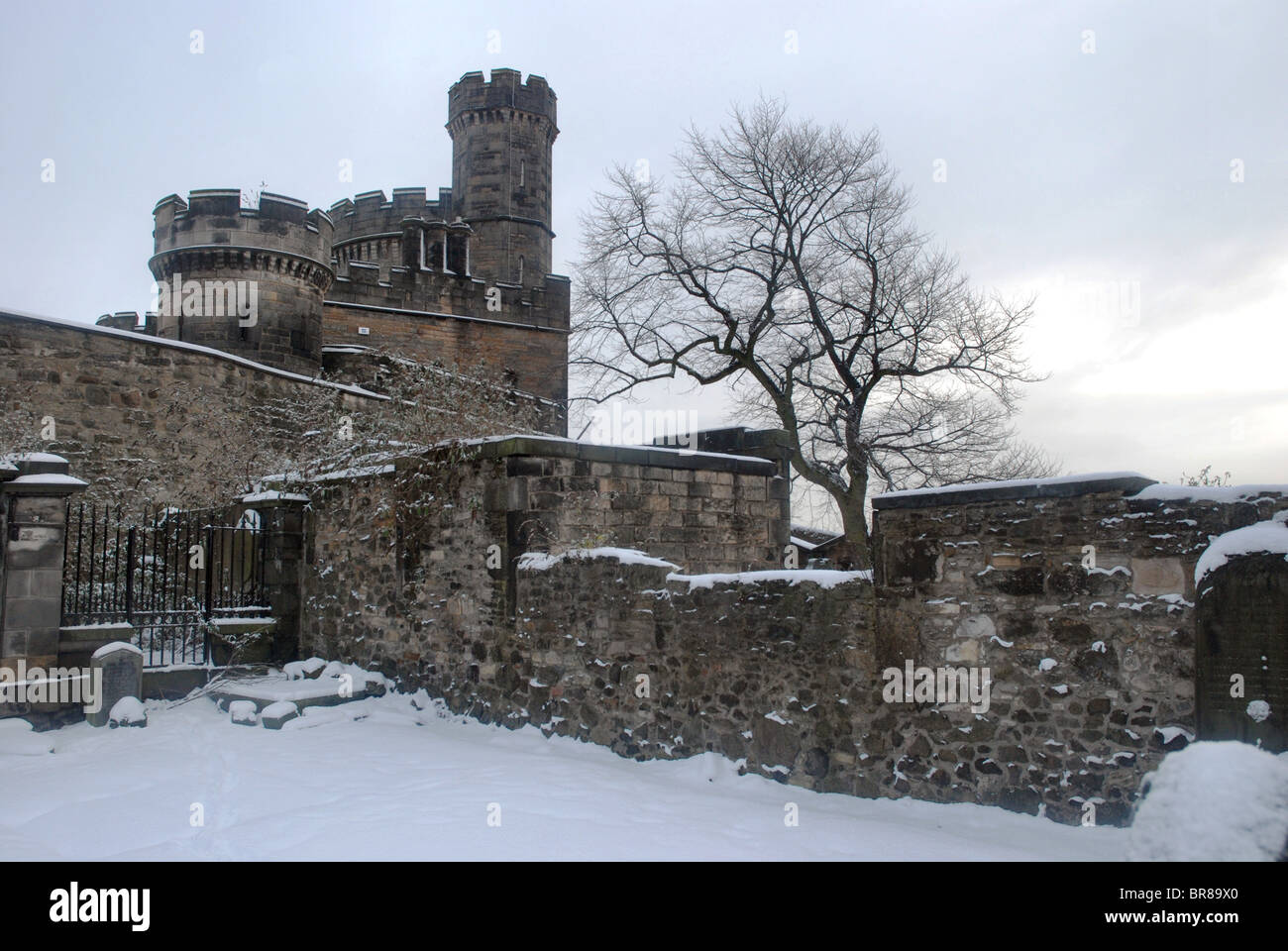 Una scena invernale nel vecchio Calton Sepoltura, Edimburgo, Scozia. Foto Stock