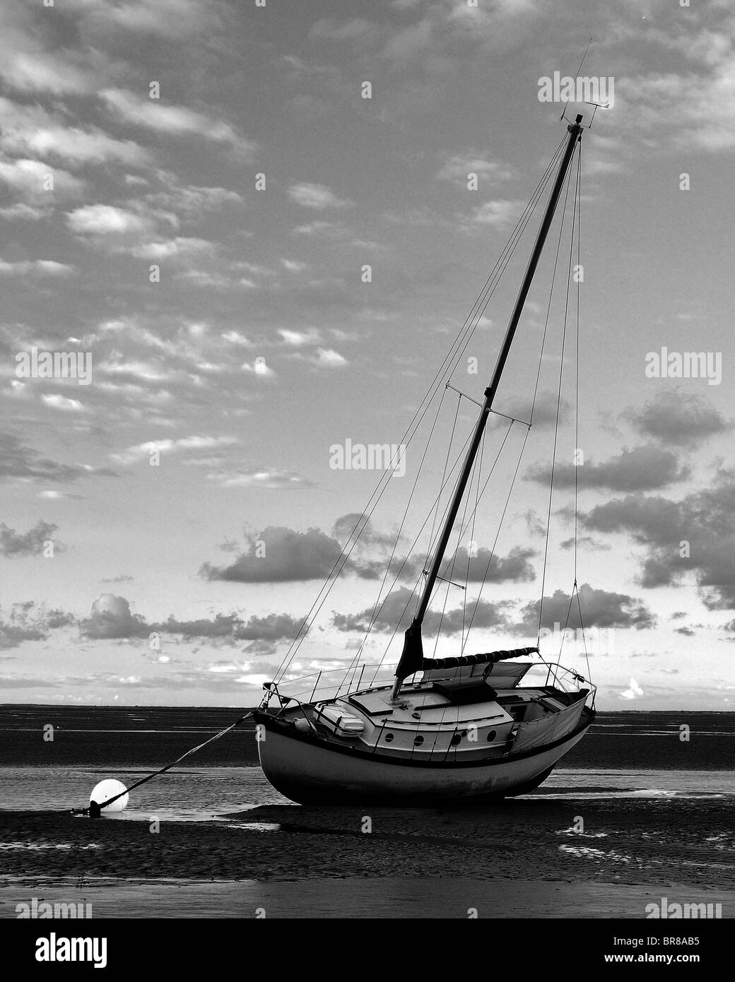 Tramonto in barca a bassa marea nuvole di sabbia illuminazione soffusa Foto Stock