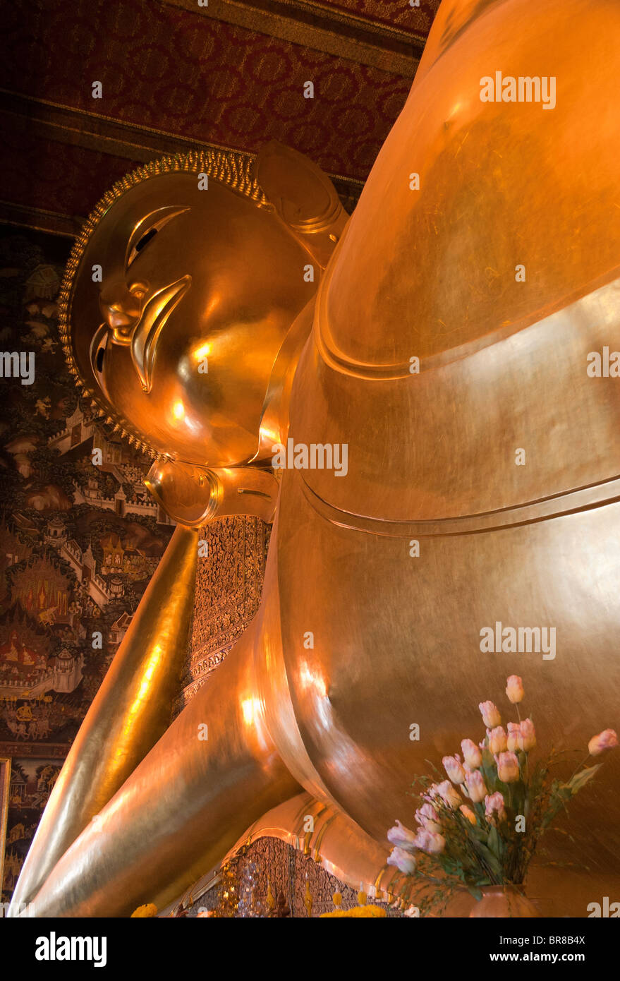 Il Buddha reclinato al Wat Pho Bangkok- 8 Foto Stock