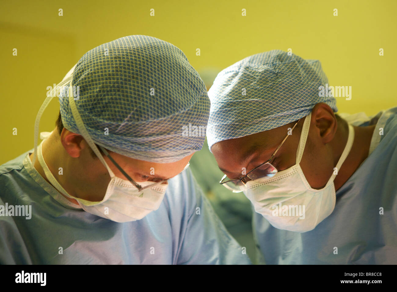In prossimità di ups di due chirurghi durante un intervento Foto Stock